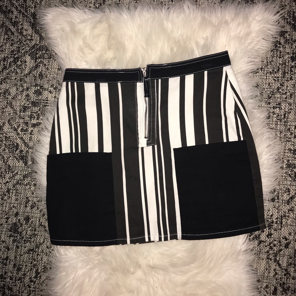 Black and white striped skirt with pockets🖤🤍